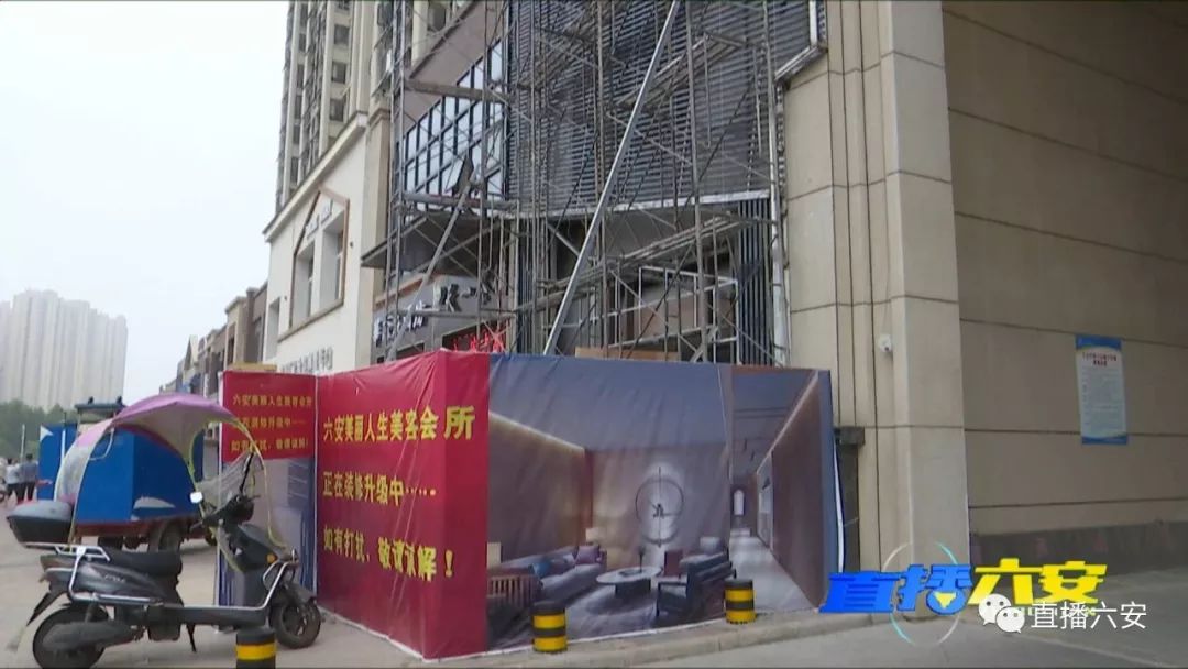 店鋪裝修小區(qū)大門變“陰陽臉”，效果圖也“變臉”，店主卻稱審批過！
