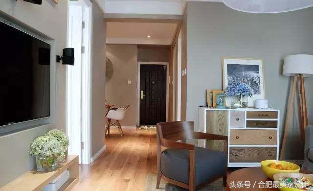現(xiàn)代簡約的新家裝修的很漂亮，臥室的衣柜旁邊打了書桌，非常實用