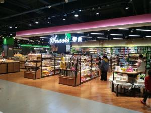超市裝修案例,超市過道,超市零食區(qū)擺放設(shè)計(jì)，0149345ca5520da801208f8bcc9d31.jpg