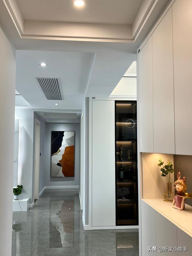 新房裝修完工，全屋定制柜子很喜歡，懸空電視墻顯得很大氣