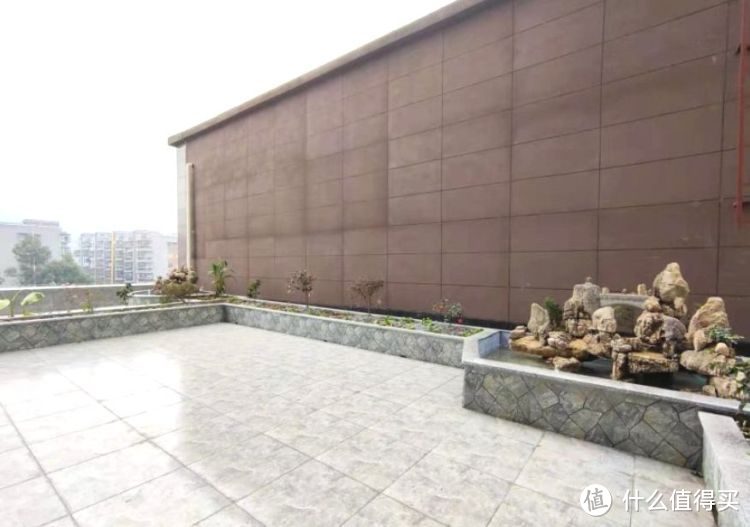擠破頭買了這套100㎡小三房，送超大平臺花園，比房子大了一倍