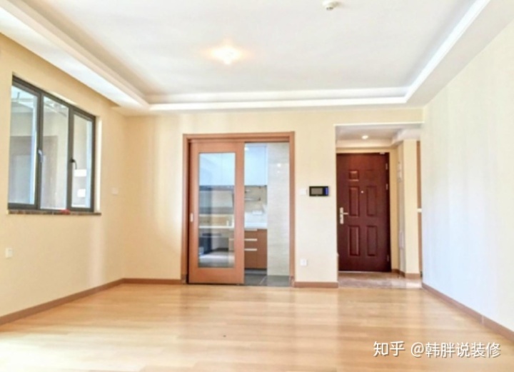 低配版精裝房，108㎡三室兩廳格局，這效果估計還得重新裝修一番